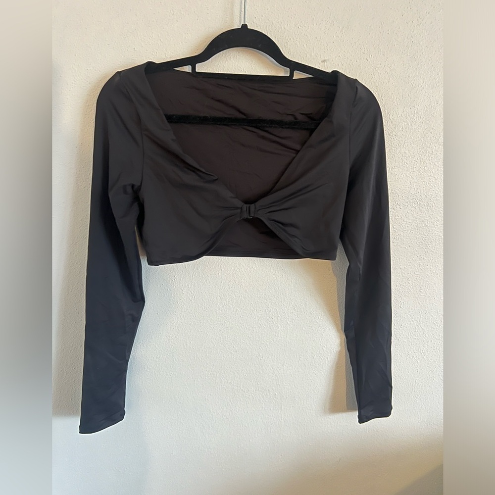 SKIMS Signature Swim Long Sleeve Shrug. Color: Gunmetal Grey. Size: Medium - Picture 4 of 5